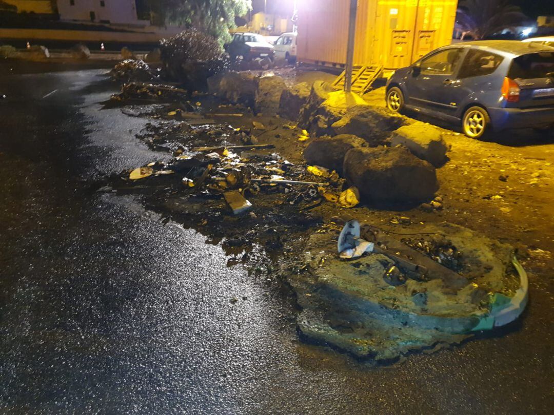 Contenedores calcinados en Tías.