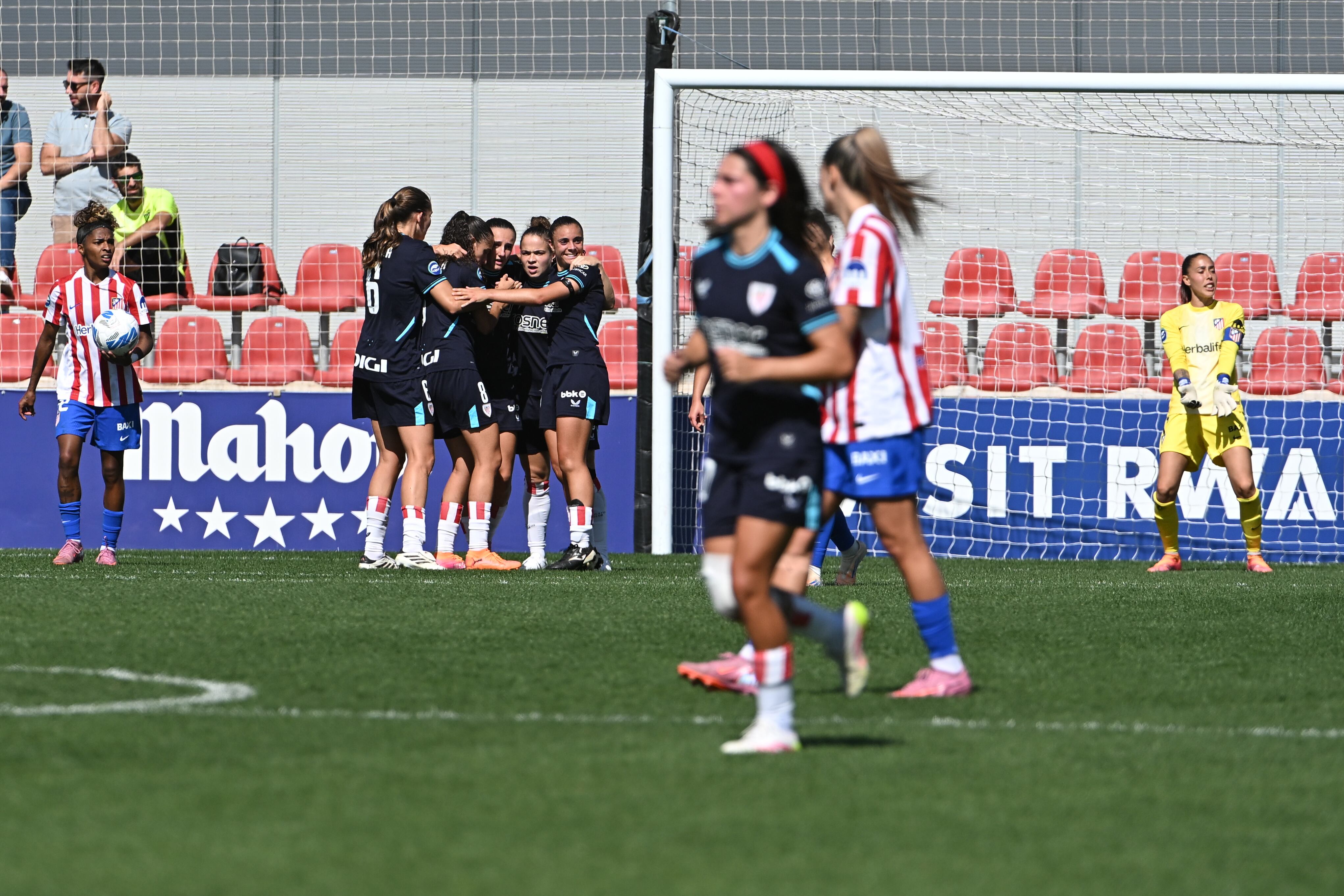 Las jugadoras del Athletic Club celebran el gol marcado por su compañera Jone Amezaga durante el partido de la sexta jornada de Liga F 