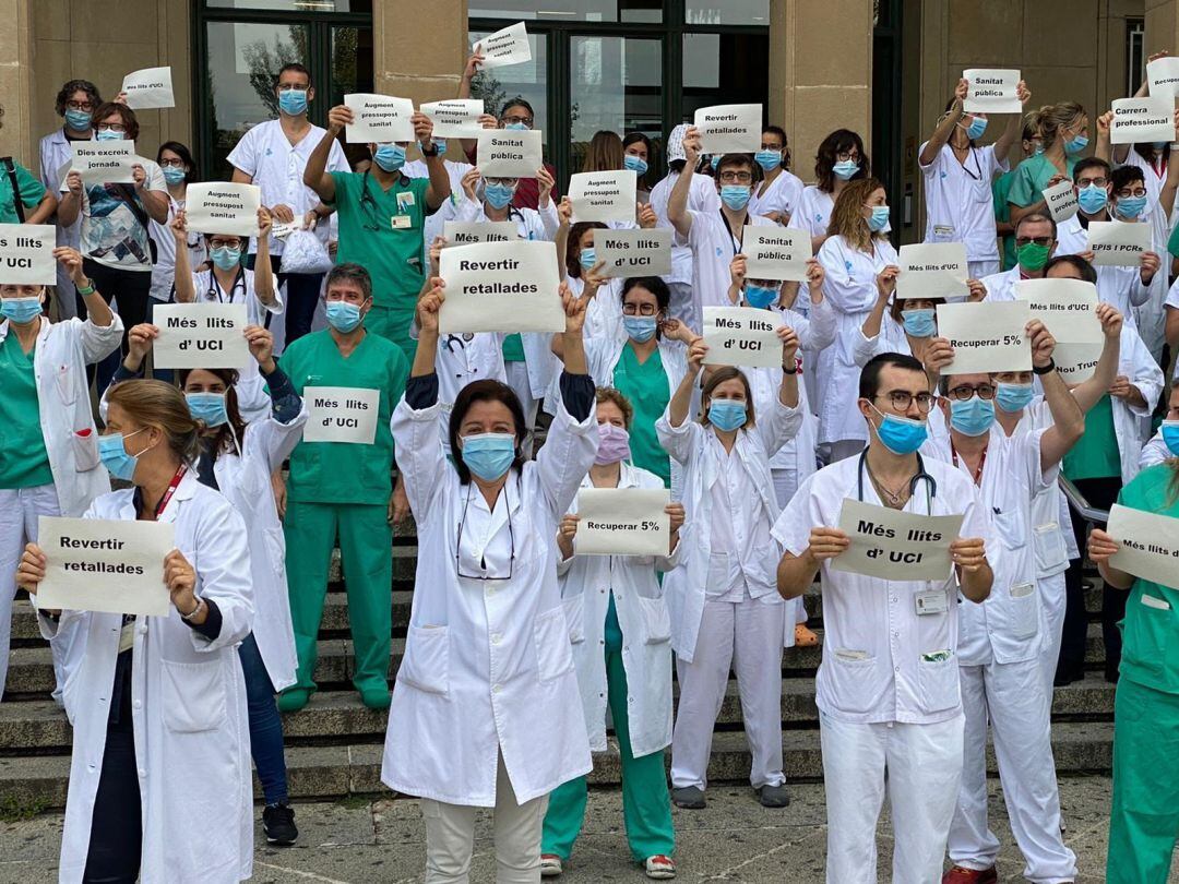 Profesionales sanitarios protestan a las puertas del Hospital Josep Trueta de Giron