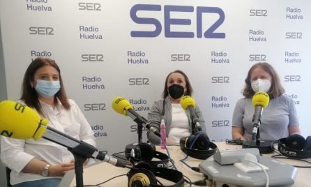 De izquierda a derecha: Lourdes De Zárraga, presidenta de la asociación Fibronuba; Felicitas Coronado, tesorera y Encarni, paciente que sufre la enfermedad de fatiga crónica