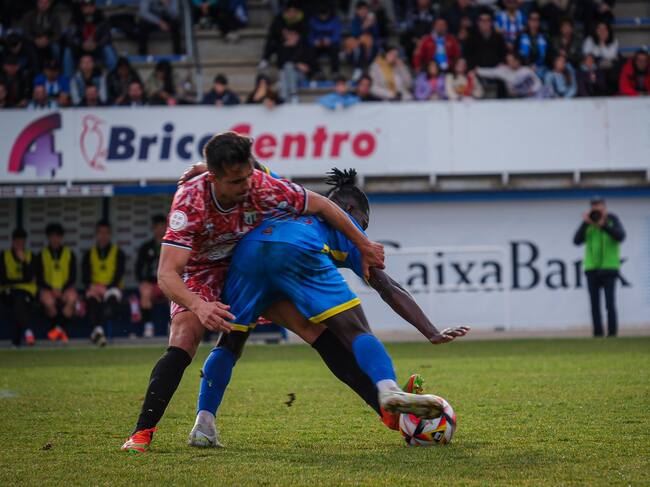 Otu defiende ante un incisivo atacante
