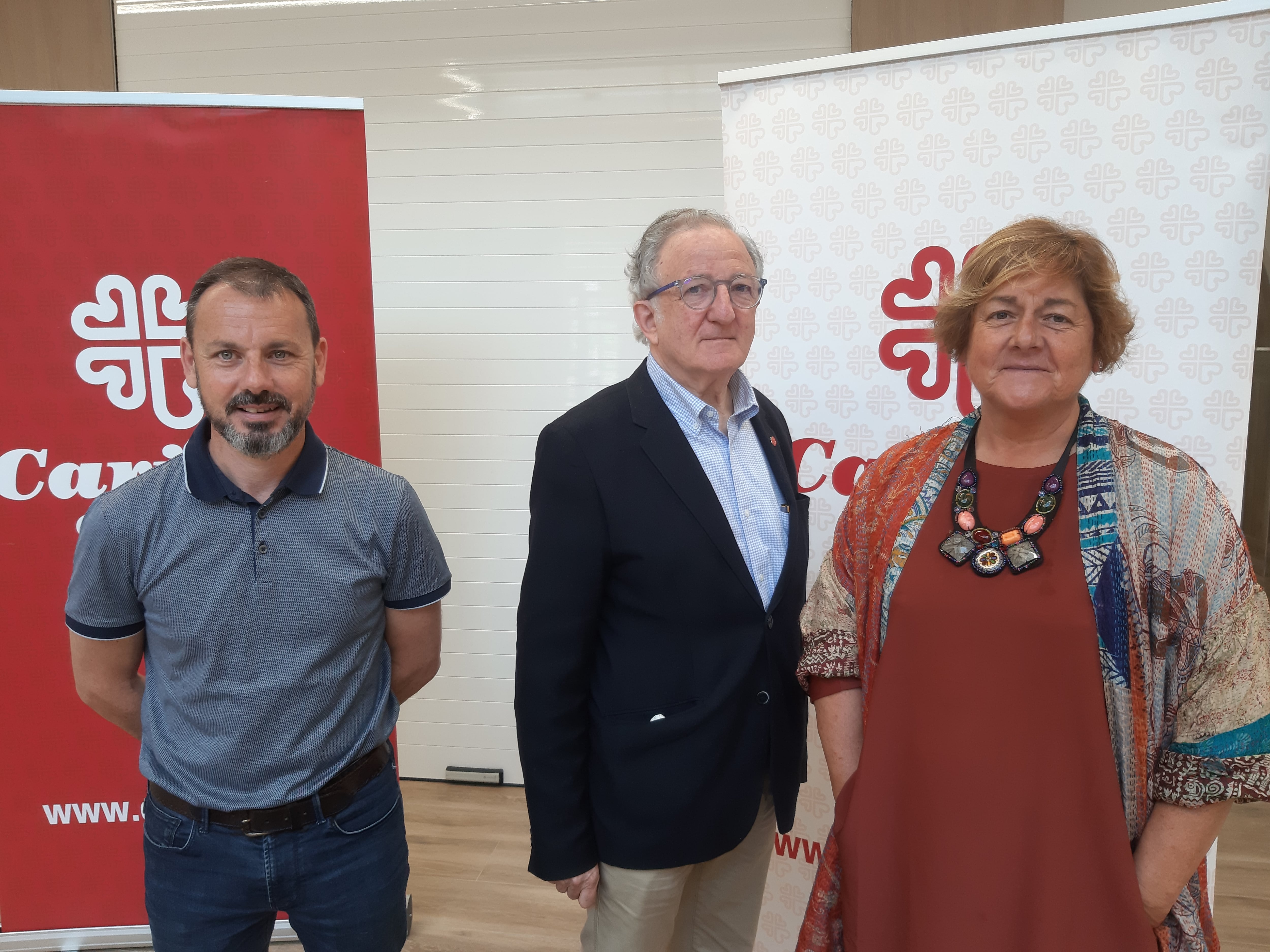 José Emilio Lafuente, secretario de general de Caritas Gipuzkoa, junto a José Ramon Aramendi, director, y Kontxi Elexpe, administradora / Caritas Gipuzkoa