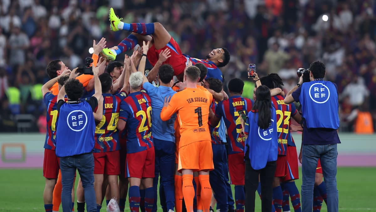 El bonito gesto de la plantilla azulgrana con Araujo después de su baja por salud mental: manteo y levanta el título de la Supercopa