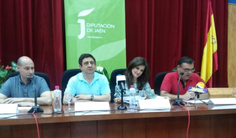 Enrique Yerves(d) y Yolanda Caballero, en la presentación de las Becas de Movilidad Exterior de la Diputación Provincial en Jódar