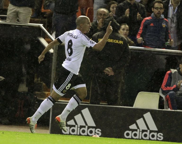 Valencia&#039;s Sofiane Feghouli celebrates after he scored a goal against Gent during their Champions league Group H soccer match at the Mestalla stadium in Valencia, Spain, October 20, 2015. REUTERS/Heino Kalis