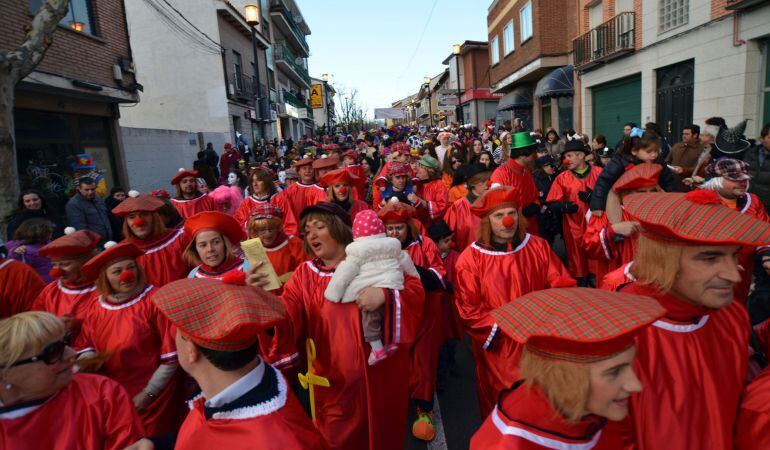 Lo raro es no disfrazarse en el Carnaval de Colmenar Viejo, miles de vecinos participan en su tradicional desfile