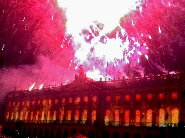 El Pazo de Raxoi completamente en llamas por dentro y los fuegos por fuera, momento culminante de los fuegos del Apóstol 2015