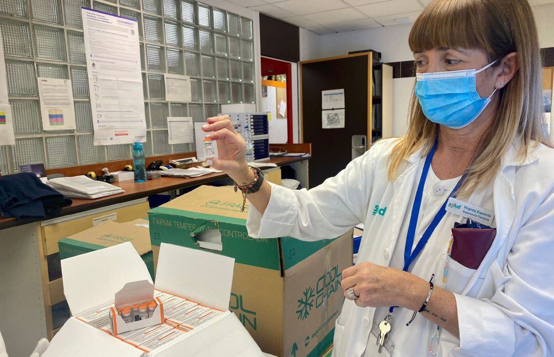 Una sanitaria aragonesa muestra una vacuna pediátrica contra la COVID-19