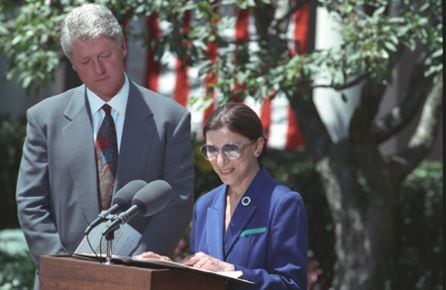 Ginsburg junto al presidente Clinton el día en que la presentó como su nominada para el Tribunal Supremo