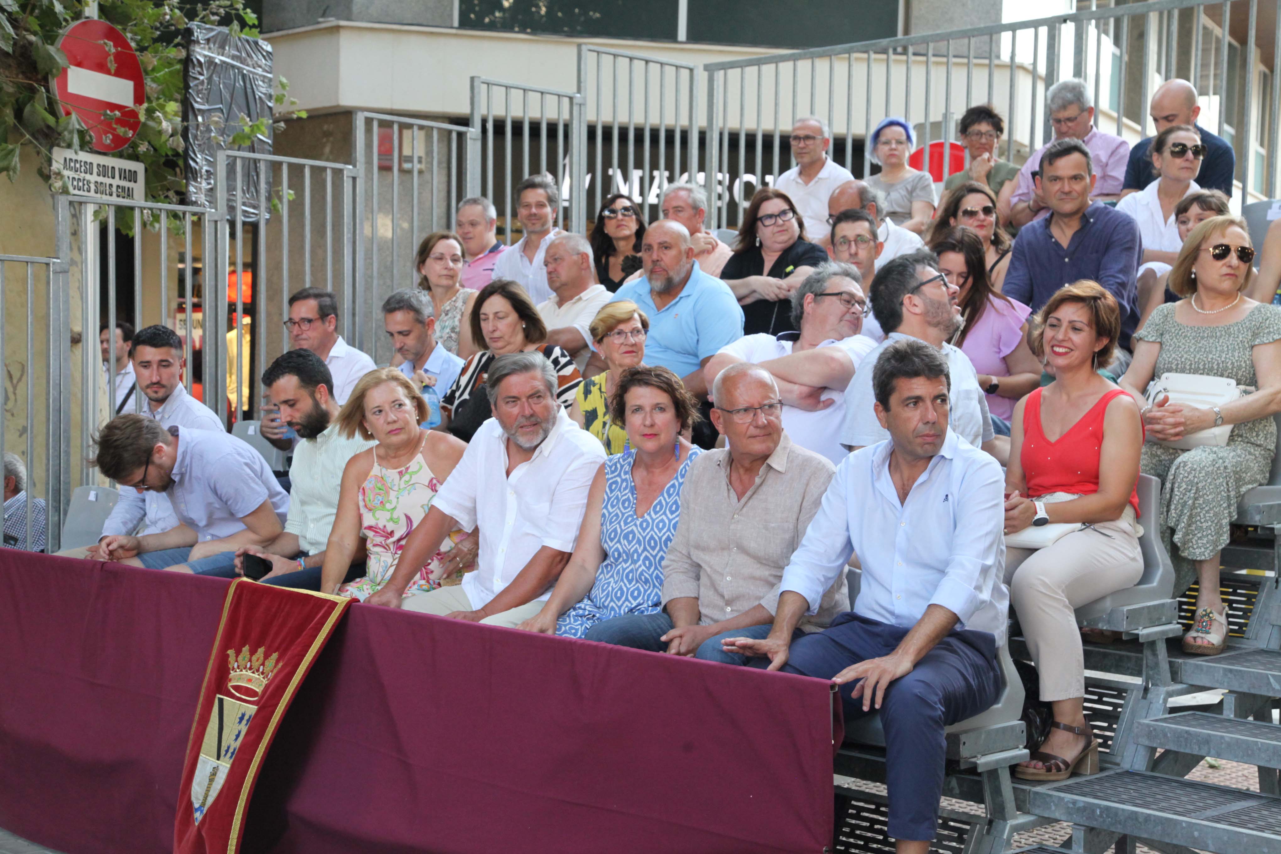 Tribuna de autoridades, con el president de la GVA, Carlos Mazón.