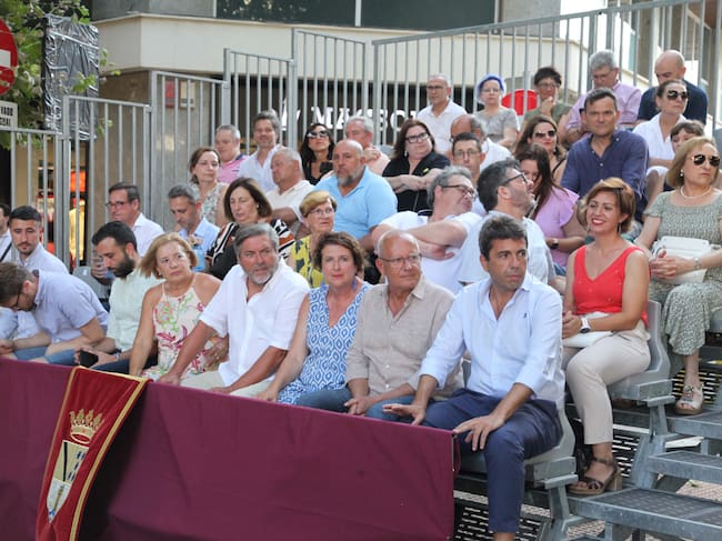 Tribuna de autoridades, con el president de la GVA, Carlos Mazón.