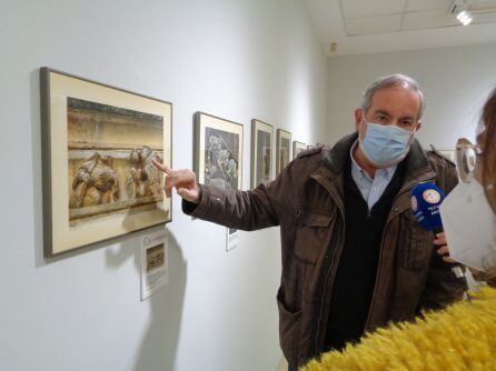 El fotógrafo muestra a la alcaldesa algún detalle de una de las esculturas más atrevidas