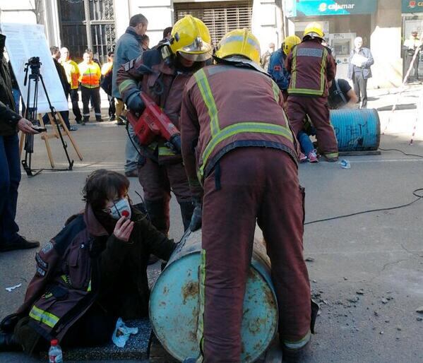 Els bombers treballant en els dos bidons. Foto: R.M.