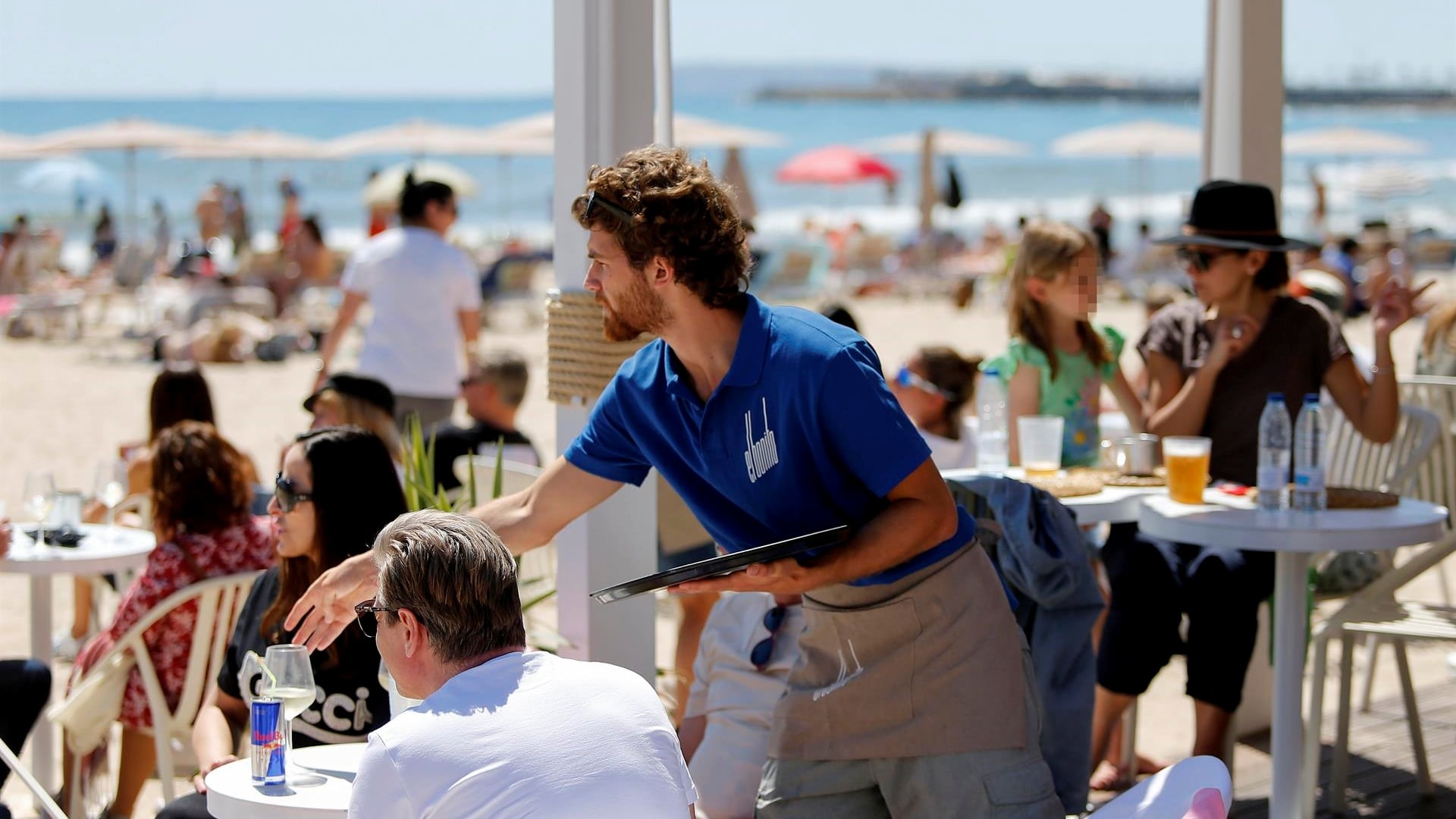 Vista general de la terraza de un local en la playa del Postiguet en Alicante