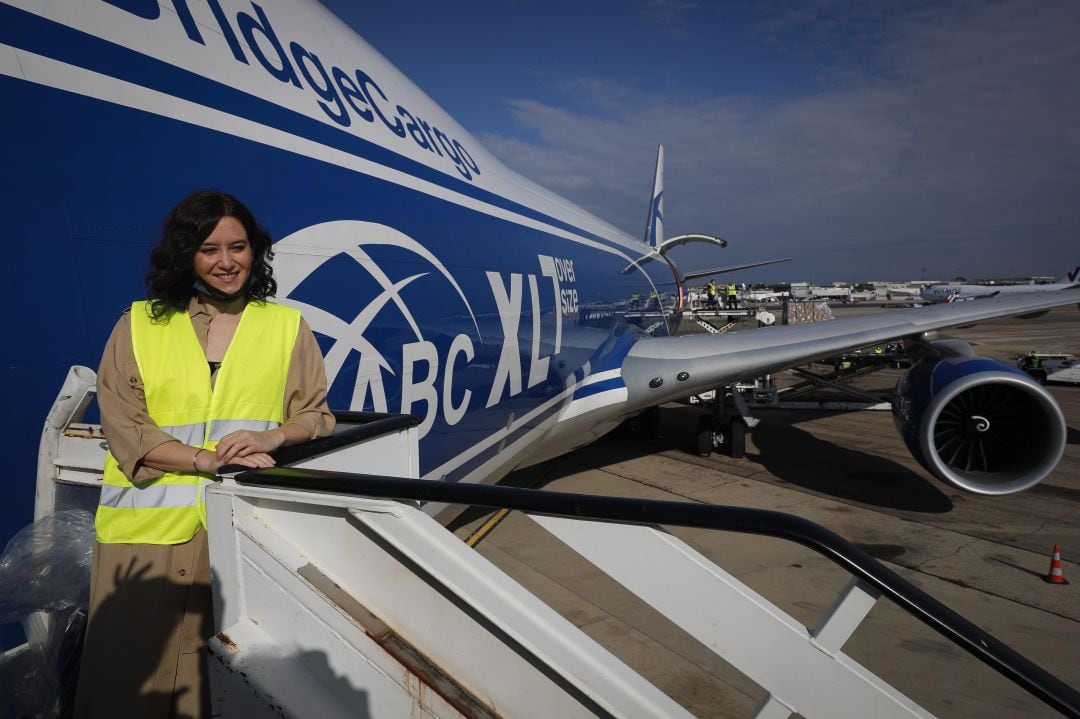 Isabel Díaz Ayuso junto a uno de los aviones procedentes de China cargado de material sanitario