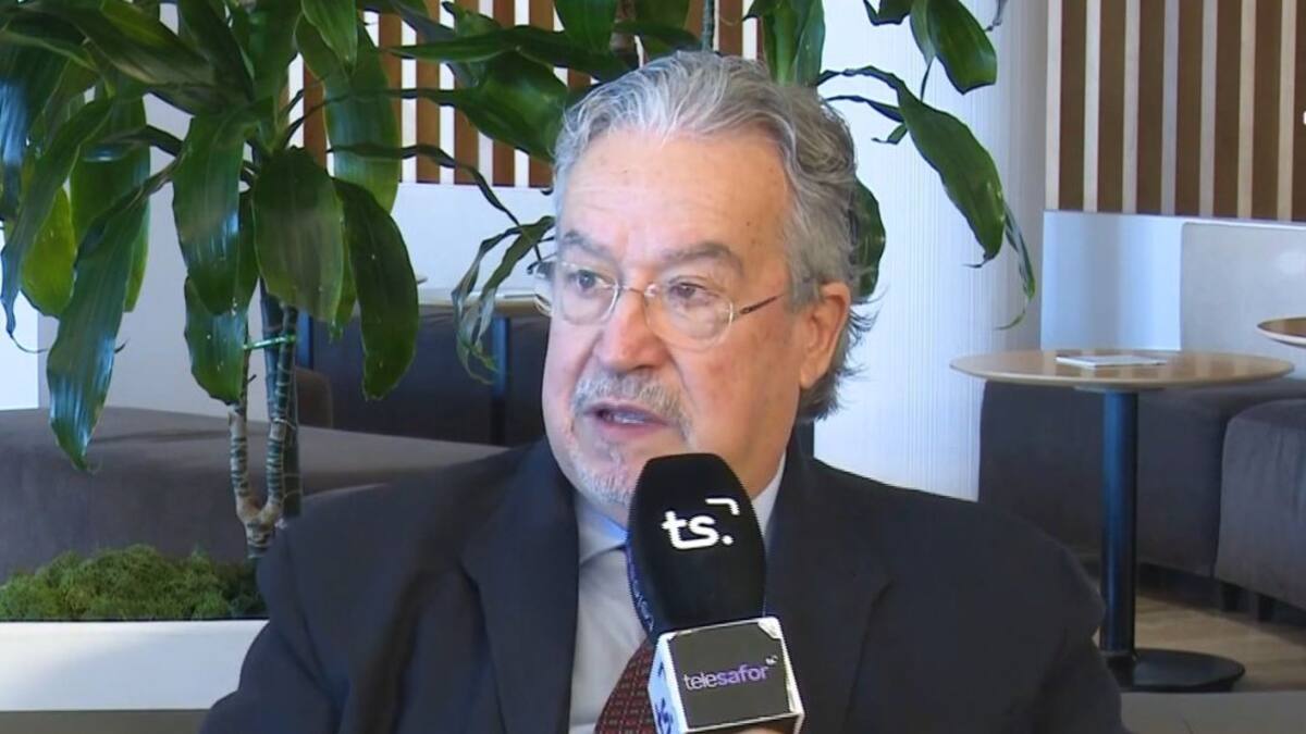 Pasqual Molina cierra su consulta tras toda una vida ayudando a las mujeres a superar el cáncer de mama