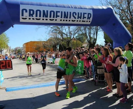 Juan Antonio García y Rafa Ortega, abrazándose tras lograr entrar a meta completando el máximo recorrido de la &quot;Primavera Run&quot; de Villacarrillo que se organiza a beneficio de la asociación Afal cada año.