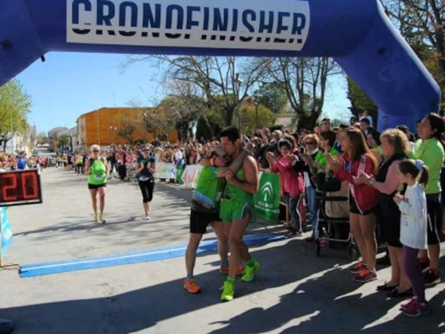 Juan Antonio García y Rafa Ortega, abrazándose tras lograr entrar a meta completando el máximo recorrido de la "Primavera Run" de Villacarrillo que se organiza a beneficio de la asociación Afal cada año.