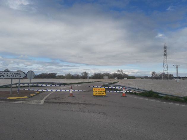 Acceso a los pueblos Sancho Abarca y Santa Engracia, cortados desde Tauste