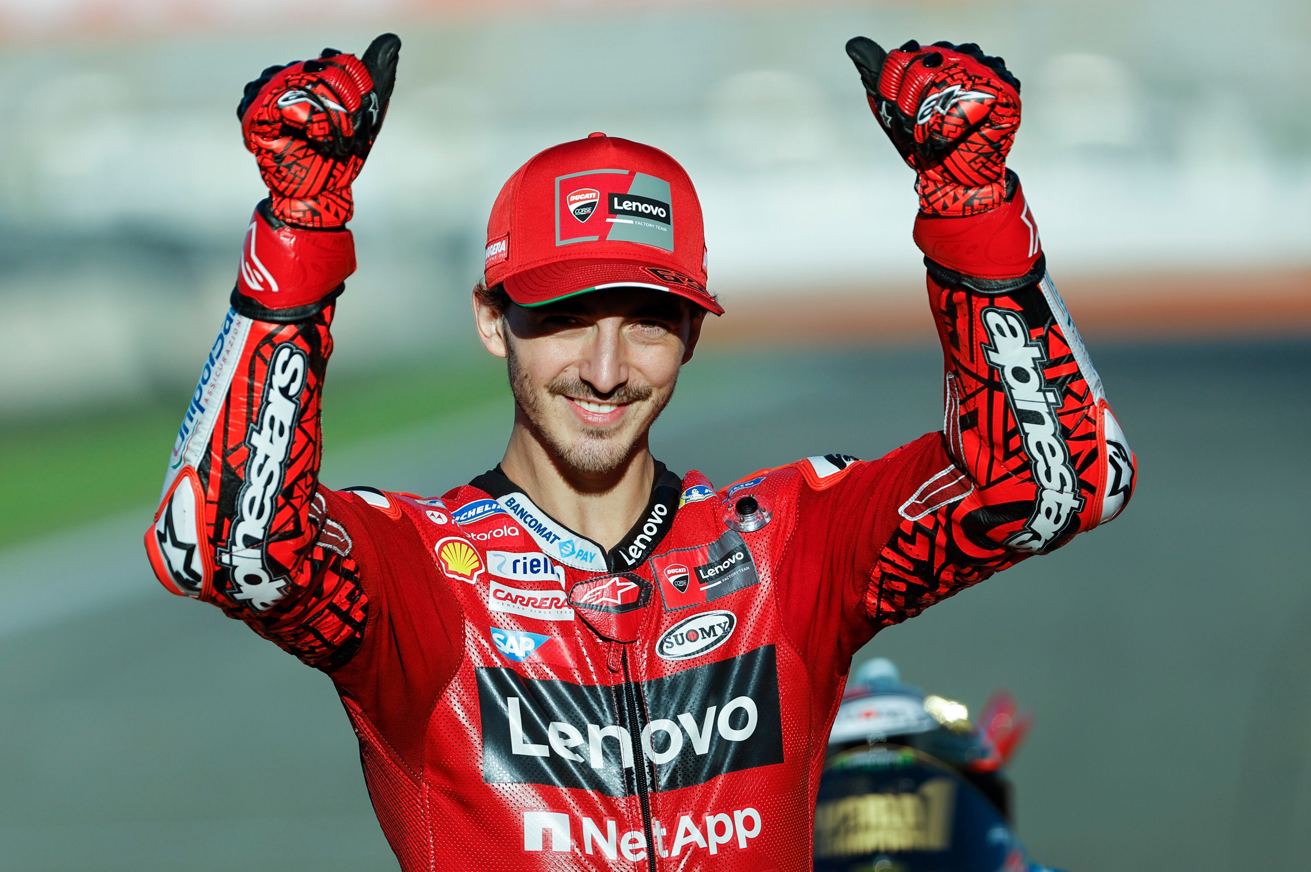 GRAFCVA9511. CHESTE (VALENCIA), 06/11/2022.-.-- El campeón del mundo de Moto GP, Francesco Bagnaia posa en la pista del circuito Ricardo Totormo de Cheste (Valencia)l.EFE/ Biel Aliño
