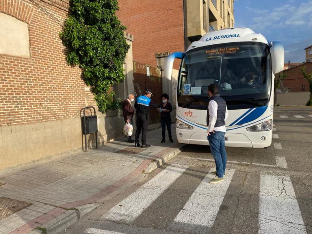 La Policía Local reparte mascarillas en las paradas de autobuses y estaciones
