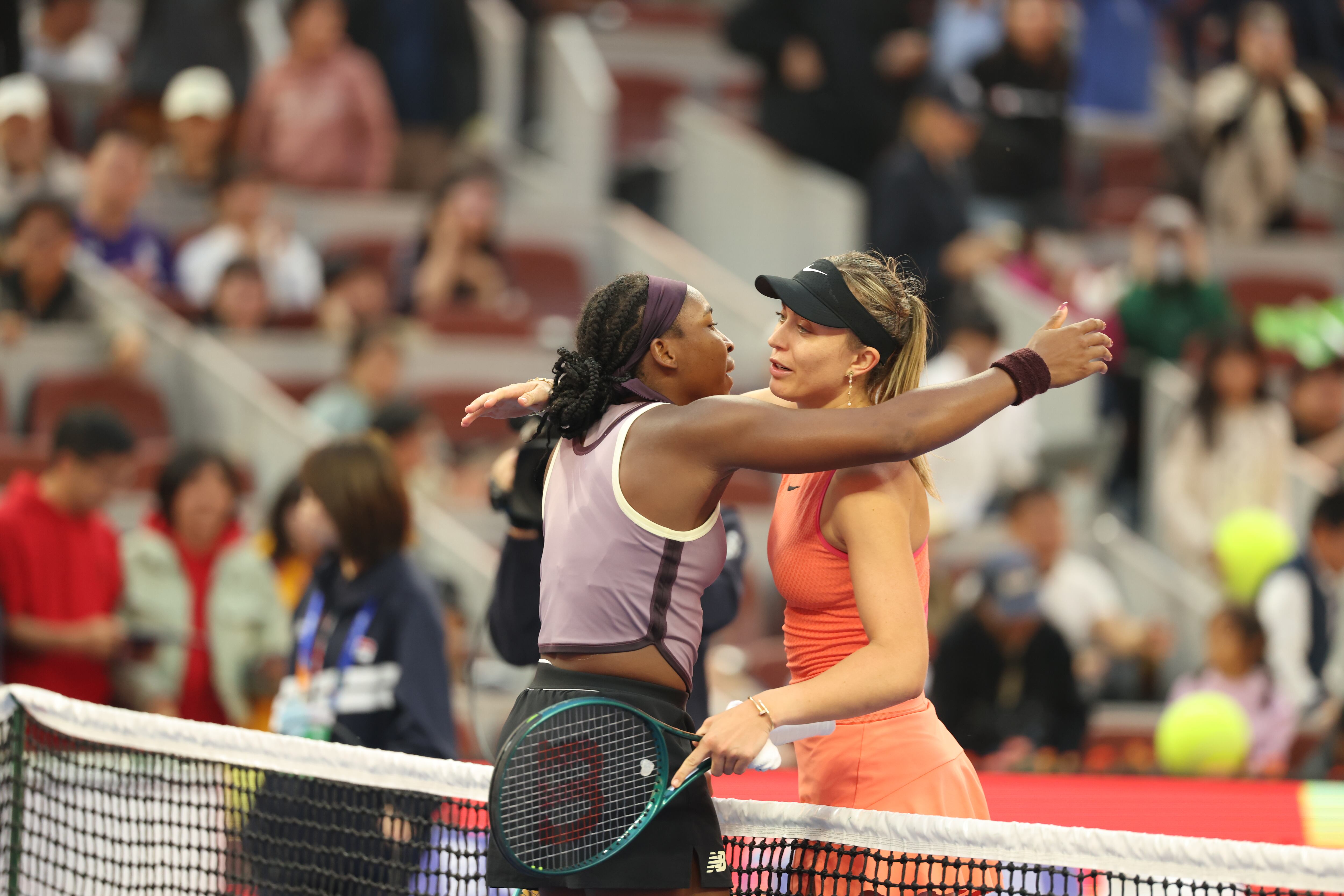 Paula Badosa y Coco Gauff se saludan tras su partido en el Open de Pekín