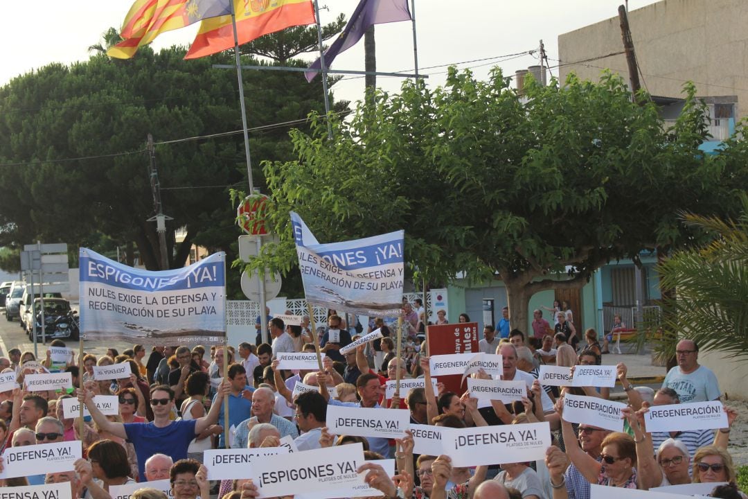 Centenares de vecinos y vecinas de Nules salieron ayer a la calle para exigir la regeneración de la playa de la localidad bajo el lema “Espigones ya”