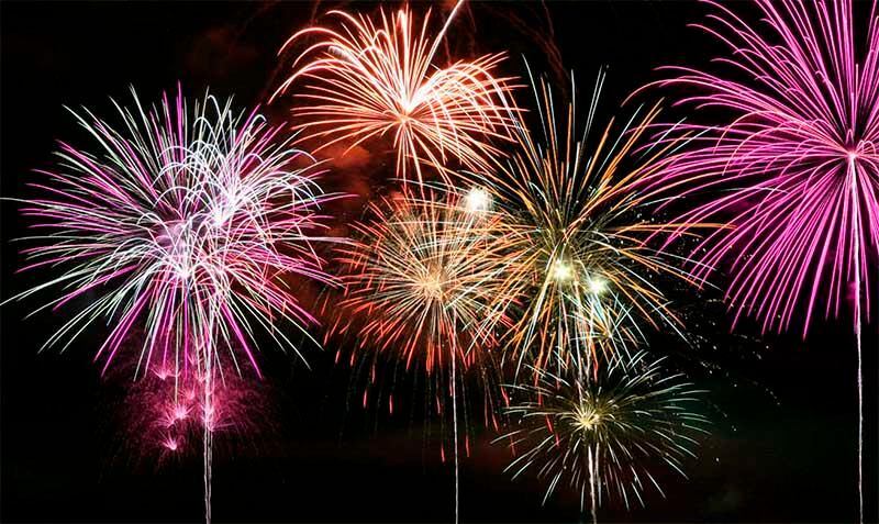 Espectáculo pirotécnico en el cierre de la Feria de Linares 2022.