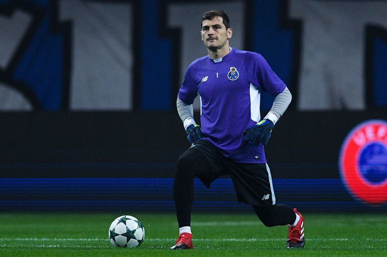 Casillas, durante un calentamiento con el Oporto