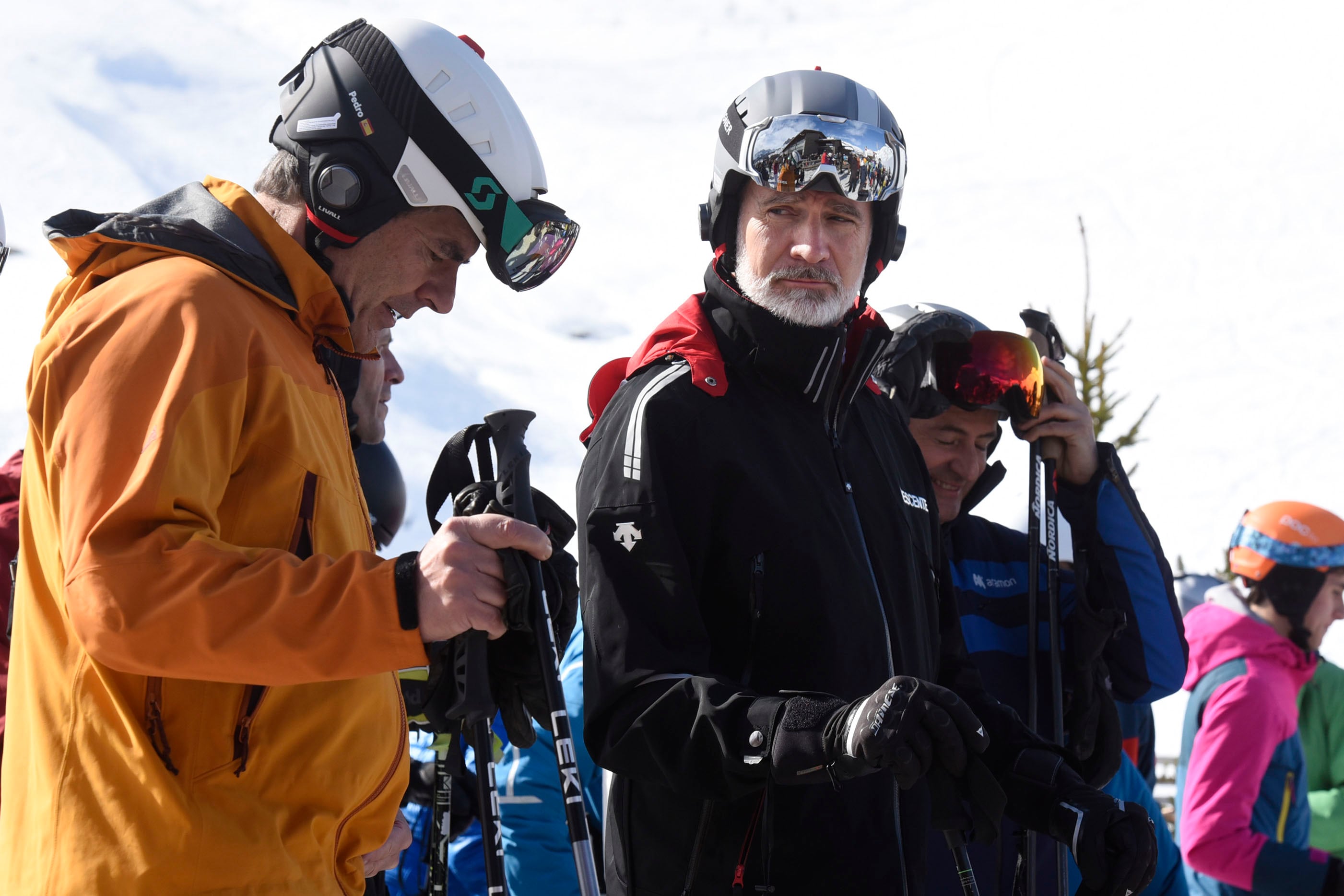 FORMIGAL (HUESCA), 16/03/2024.-El Rey Felipe VI espera su turno para coger el telesilla, este sábado en que ha acudido a esquiar a la estación de esquí de Formigal.-EFE/ Javier Blasco
