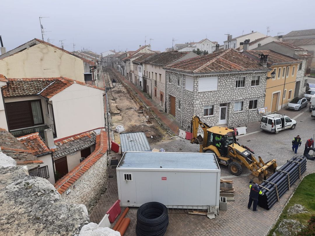 Operarios de la empresa Mariano Rico reanudan las obras en la calle Pelota