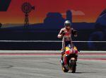 PBX02. Austin (United States), 23/04/2018.- Repsol Honda Team rider Marc Marquez stands to cross to cross the finish line at the MotoGP race at the Motorcycling Grand Prix of the Americas at Circuit of the Americas in Austin, Texas, USA 22 April 2018. Marquez won the race, his sixth consecutive win at the track. (Ciclismo, Motociclismo, Estados Unidos) EFE/EPA/PAUL BUCK