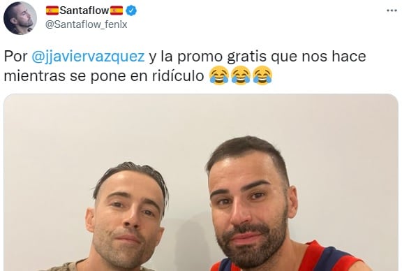 El rapero Santaflow con su compañero.