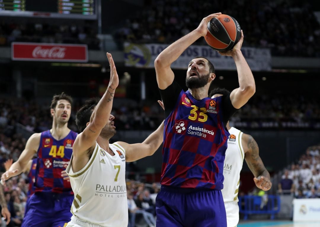 Nikola Mirotic durante un partido entre el FC Barcelona y el Real Madrid de baloncesto. 