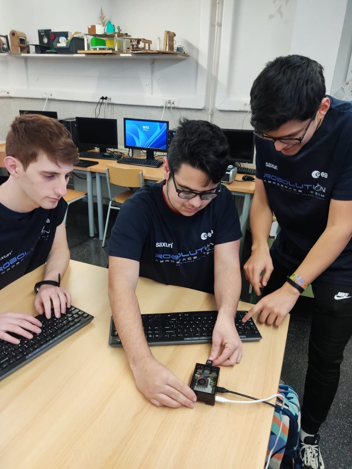 Equipo Saxun Roboluti_on