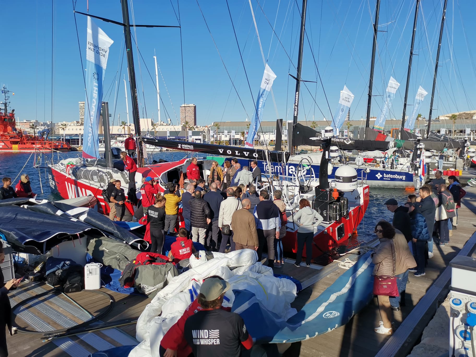 Miembros de la Generalitat Valenciana y el Ayuntamiento de Alicante suben a uno de los barcos que participan en The Ocean Race. Foto: Daniel Rodríguez