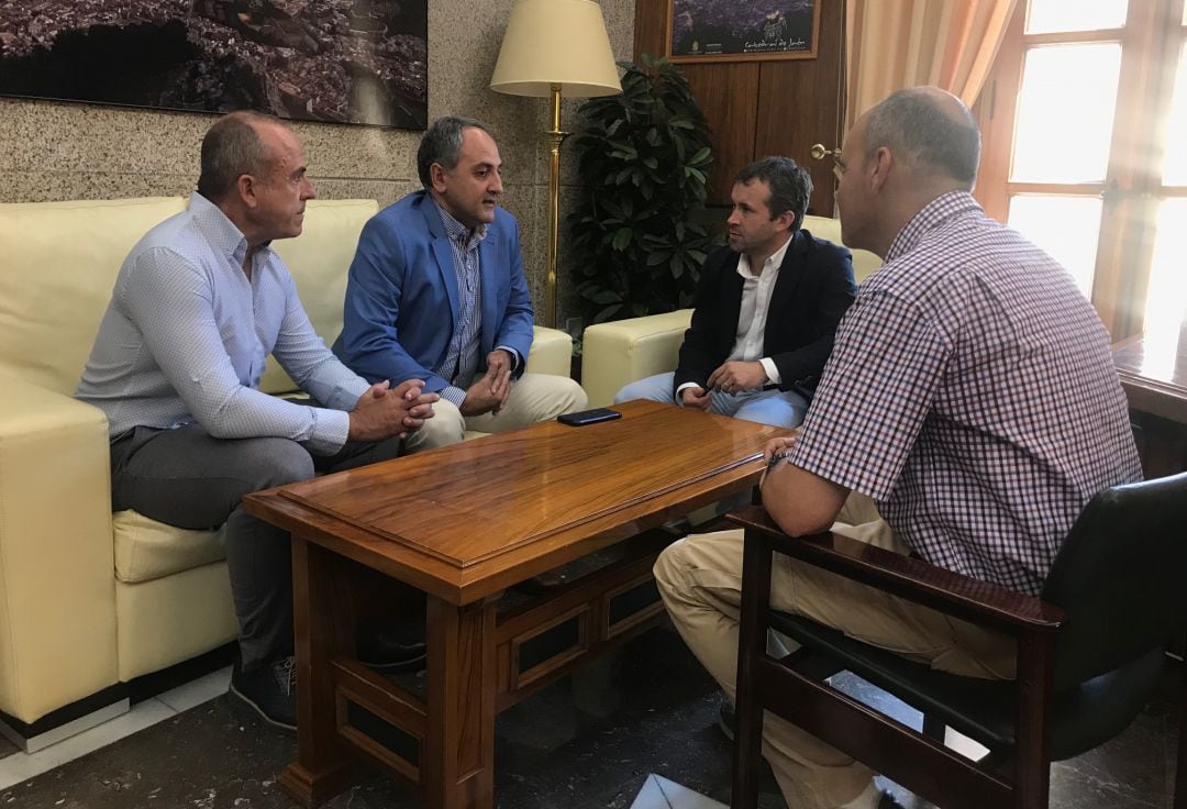 Imagen de la reunión entre el alcalde de Jaén, Julio Millán, y una delegación del Colegio de Ingenieros en Geomática y Topografía.