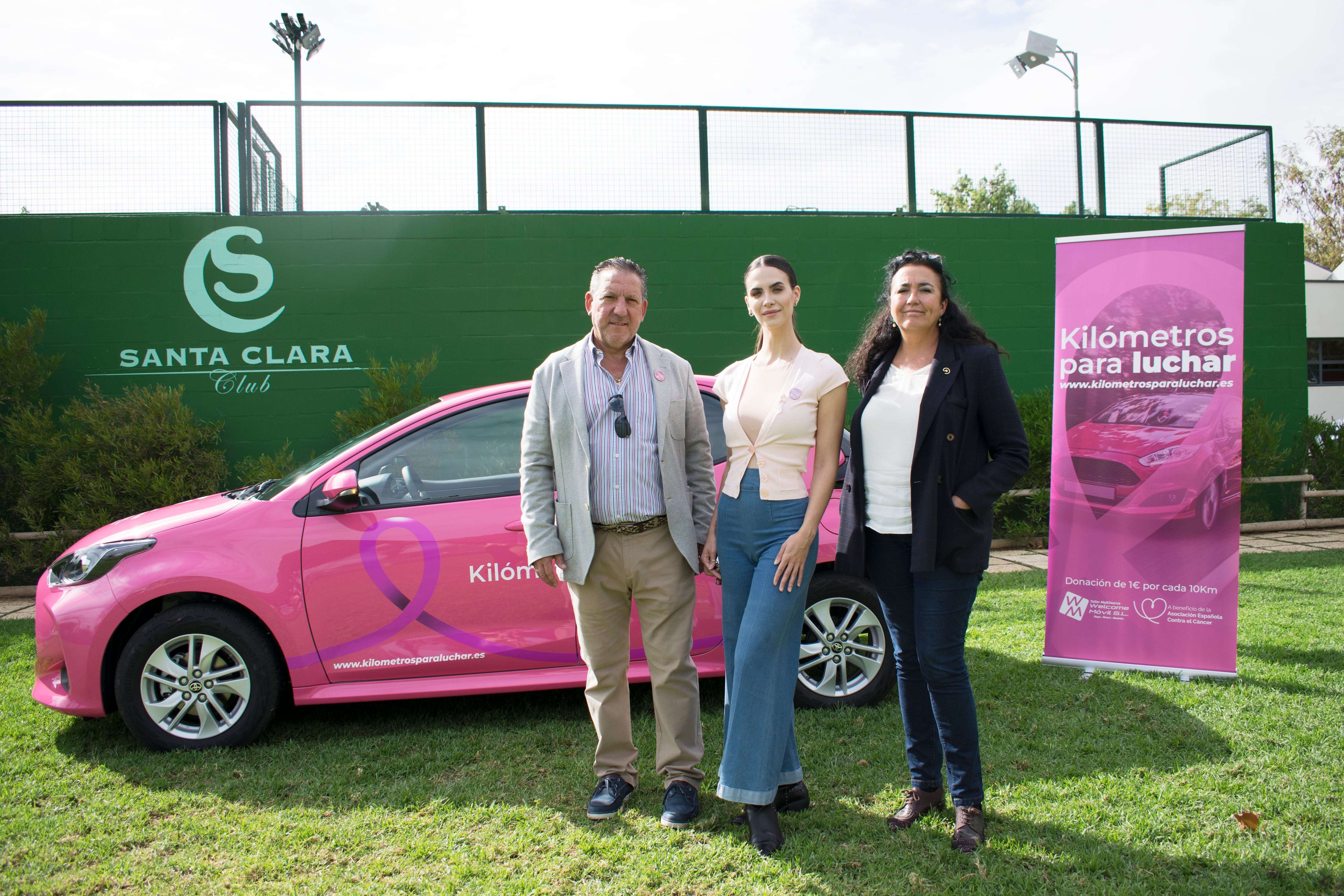 Matías Muñoz (gerente de Welcome Móvil), Julianna Ro (Miss International Spain 2021) e Inmaculada Barbadillo (responsable de comunicación de la Asociación Española Contra el Cáncer Sevilla).