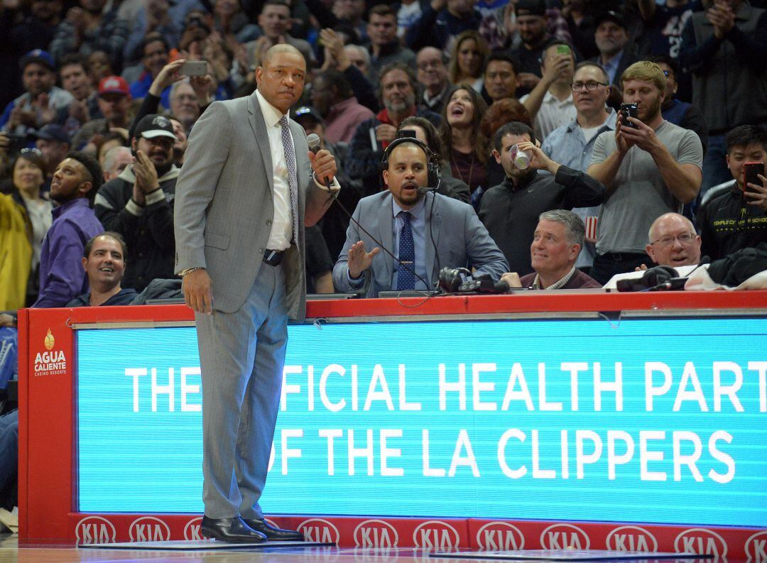 Momento en el que Doc Rivers pide una ovación para Nowitzki.