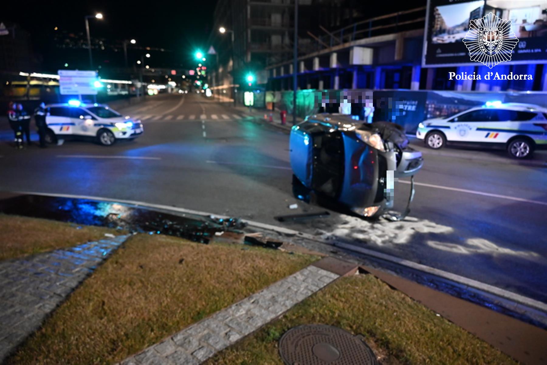 Accident a la rotonda de la Comella provocat per una conductora beguda.