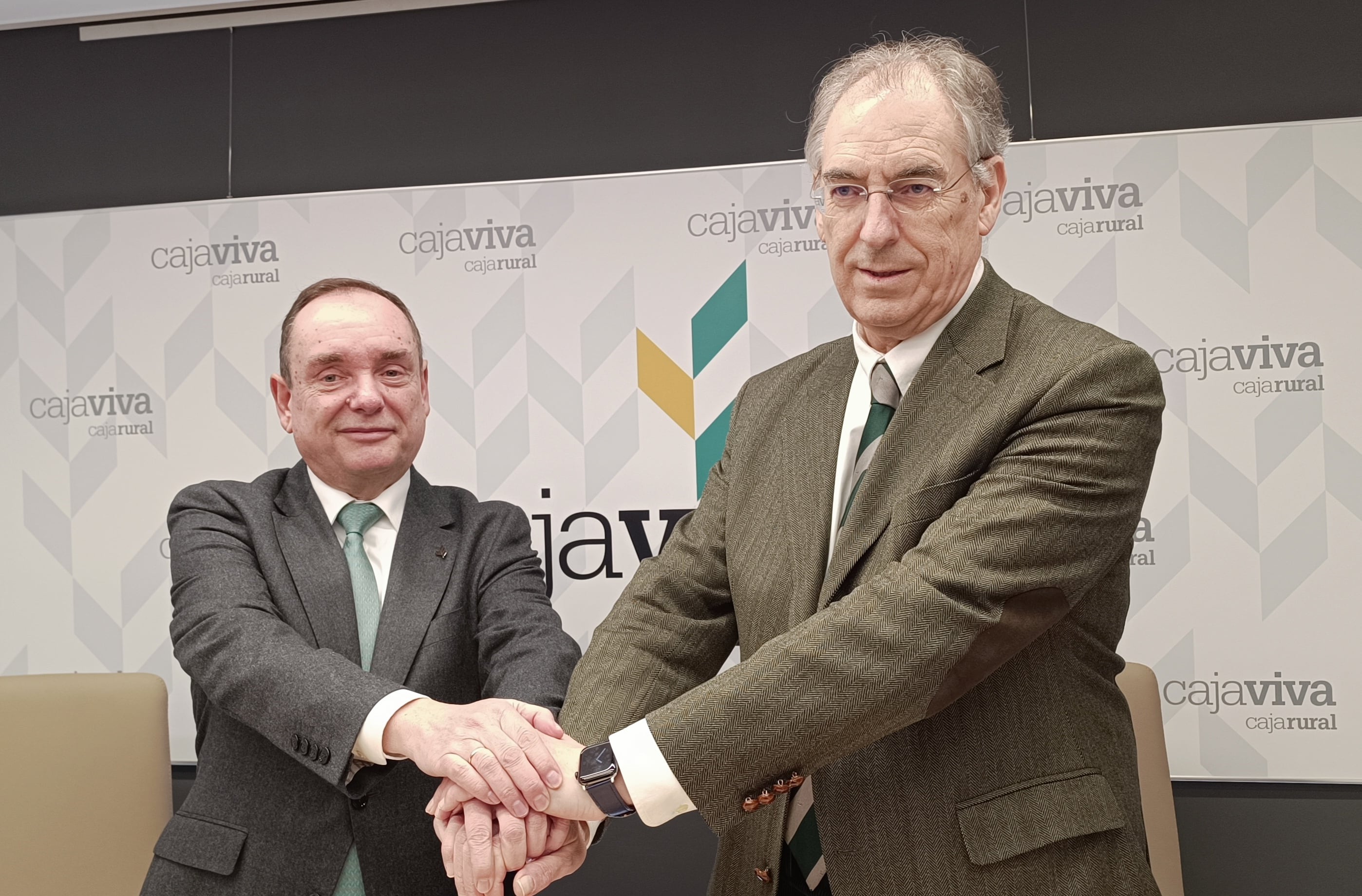 El director general de Cajaviva Caja Rural, Ramón Sobremonte (izda) y el presidente de la patronal de Burgos, Miguel Ángel Benavente