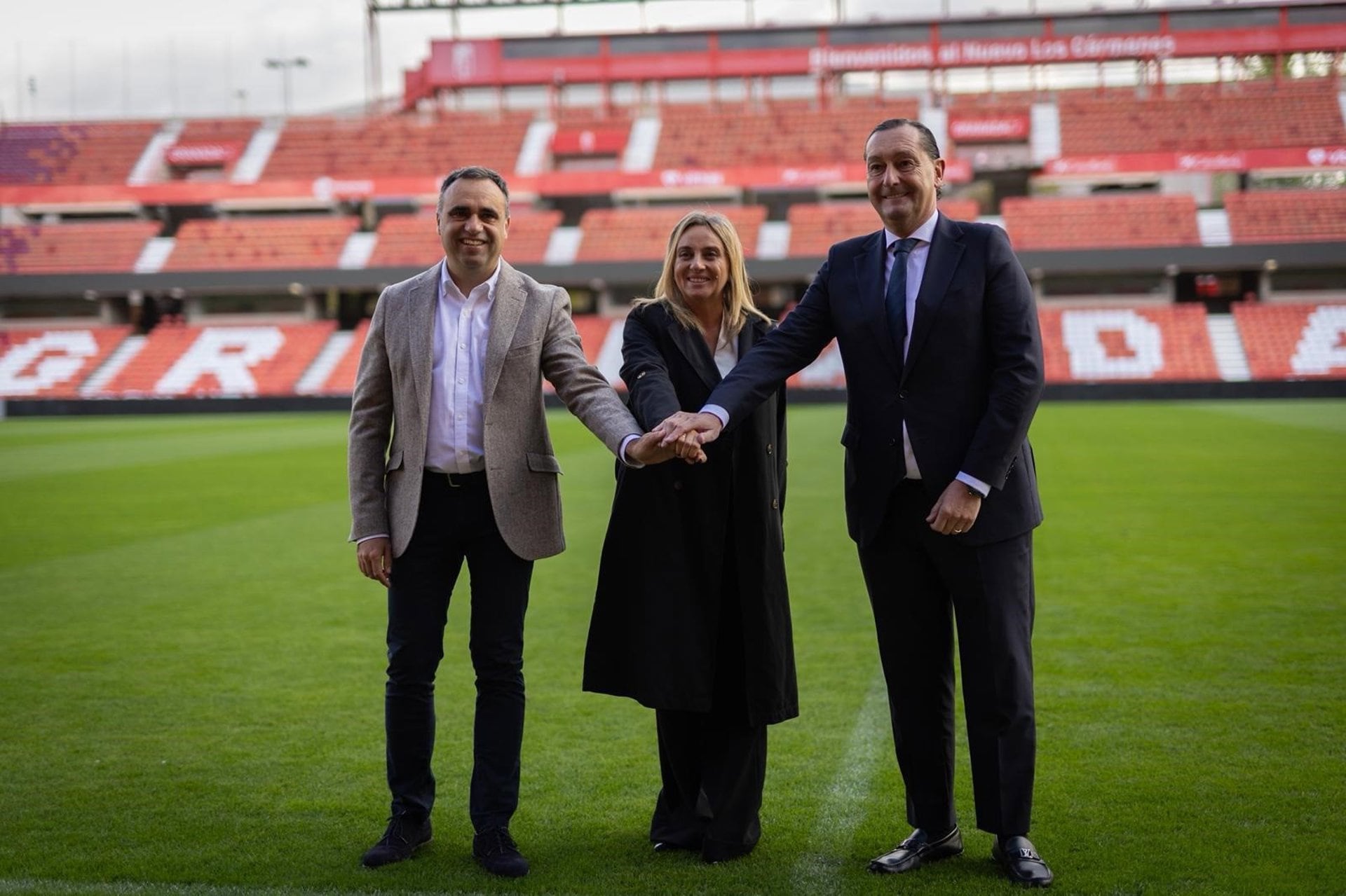 La alcaldesa de Granada, Marifrán Carazo, flanqueada por el presidente de la Diputación de Granada, a su derecha, y por el director general del Granada CF, Alfredo García Amado