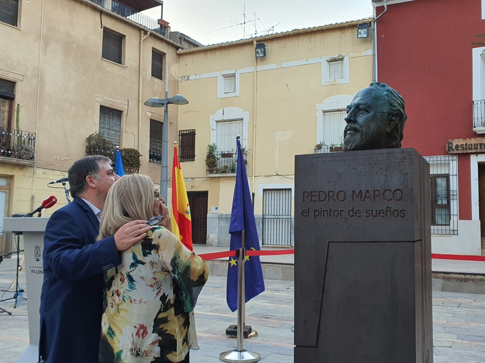 Fulgencio Cerdán y Leo Serrano junto a la escultura