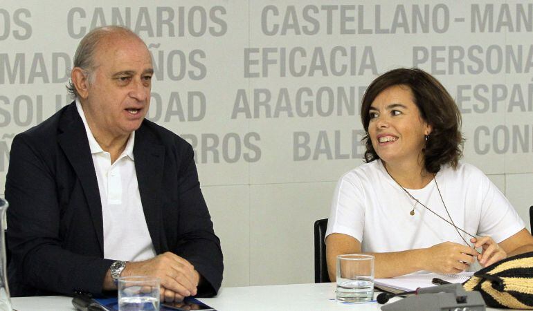El ministro de Interior en funciones, Jorge Fernández Díaz y la vicepresidenta del Gobierno, Soraya Sáenz de Santamaria, durante la reunión del Comité Ejecutivo Nacional.