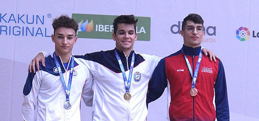 Jorge Martín (centro) revalidó el título de Campeón de España al ser el mejor del N9 individual con una nota de 57.180 por delante de Raul Sánchez (i), que fue subcampeón con 53.105 (ambos del Club Gimnástico de Getafe) y de David Vega, que finalizó tercero con 52.380.