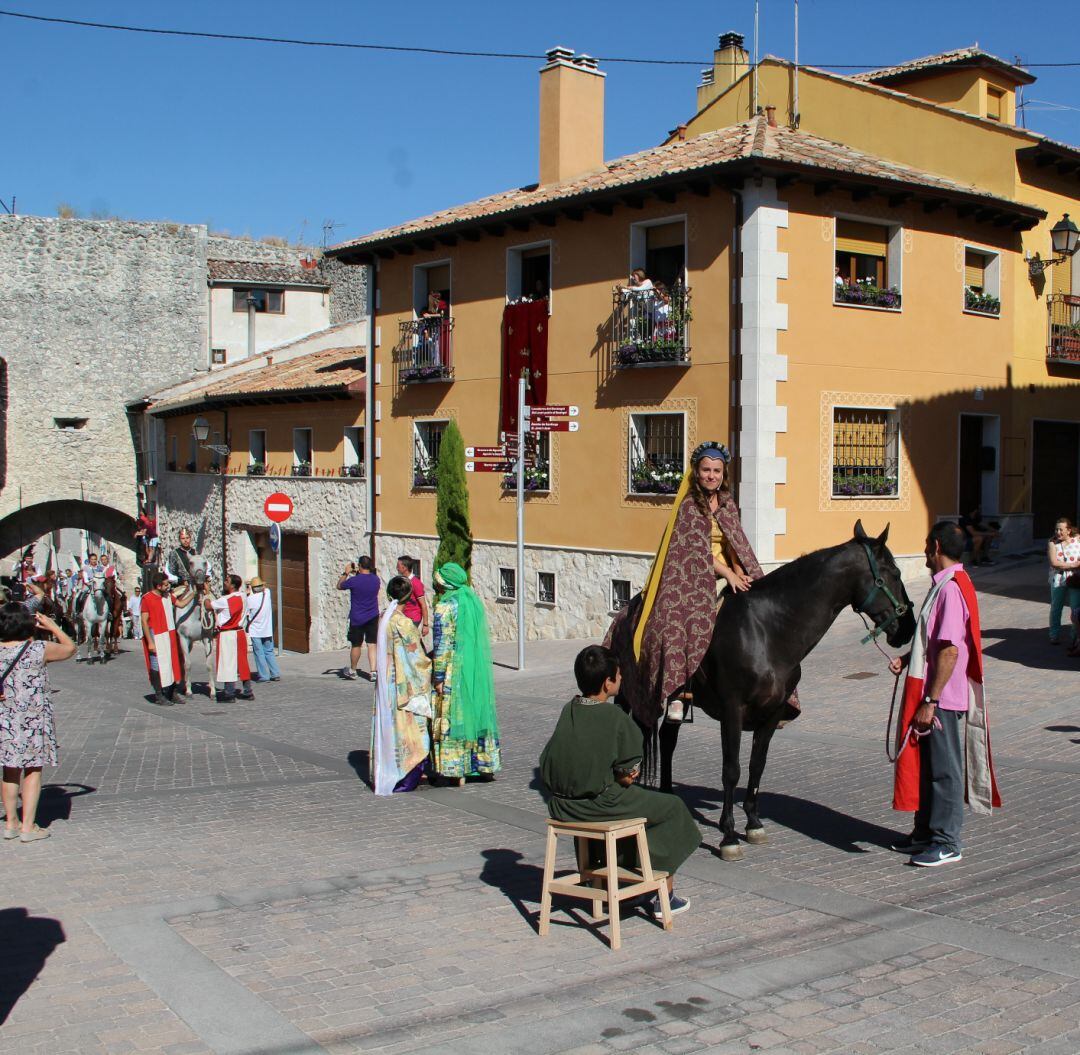 Juana de Castro acompañada por el cortejo y ante casas engalanadas durente la recreación de las &#039;Bodas del Rey Pedro I de Castilla&#039; de 2018