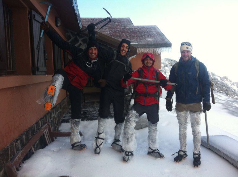 Cuatro excursionistas con un improvisado aislamiento en las piernas, fabricado con plásticos sujetos con cinta aislante. 