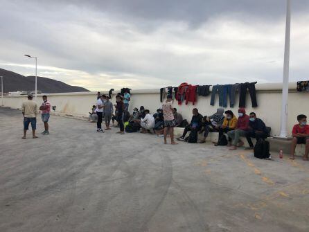 Los migrantes en el puerto de Caleta de Sebo a la espera de ser trasladados.