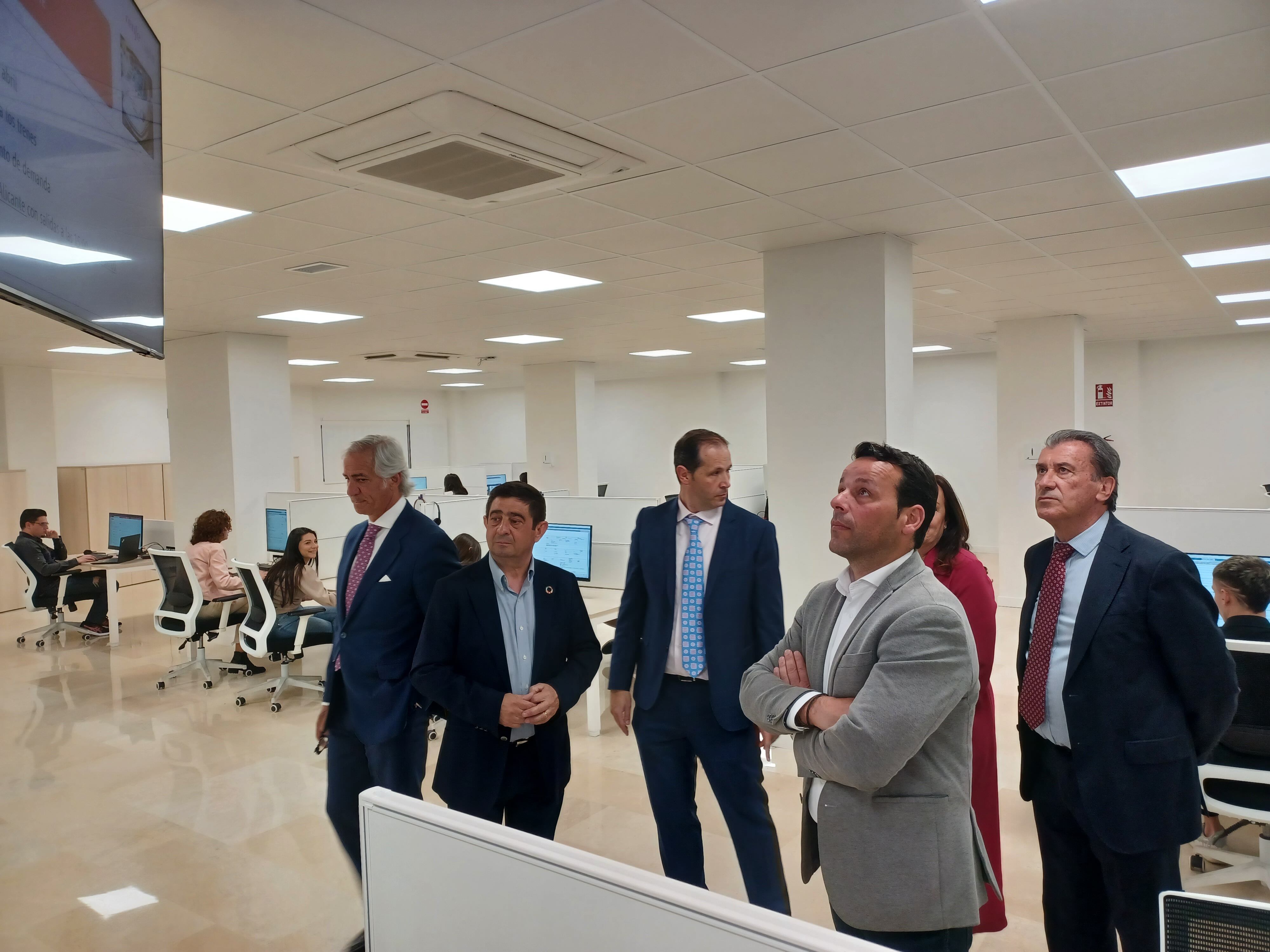 Autoridades políticas, responsables de RENFE y LogiRail, en la visita al CCD de Linares.