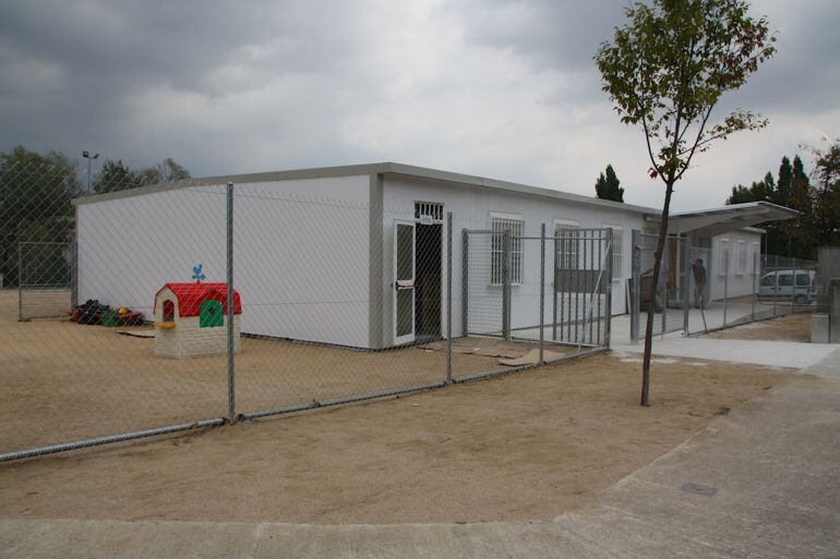 Una escola de Salt feta amb barracons.